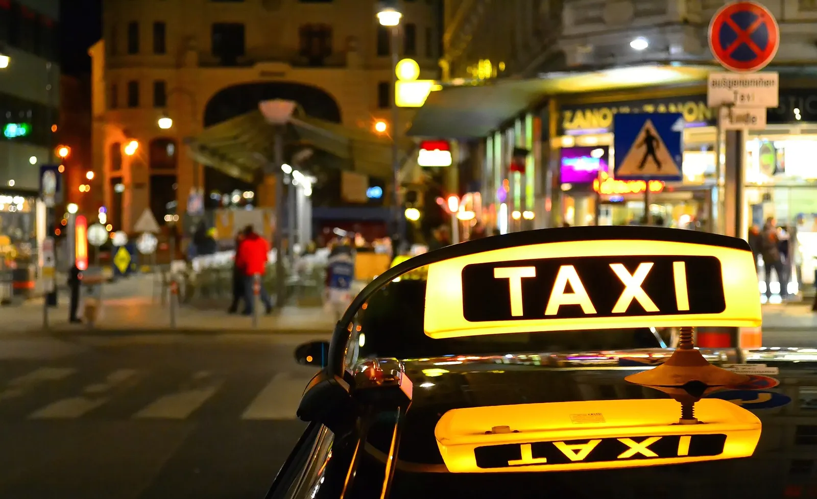 Beleuchtetes Taxi-Schild in Wien bei Nacht