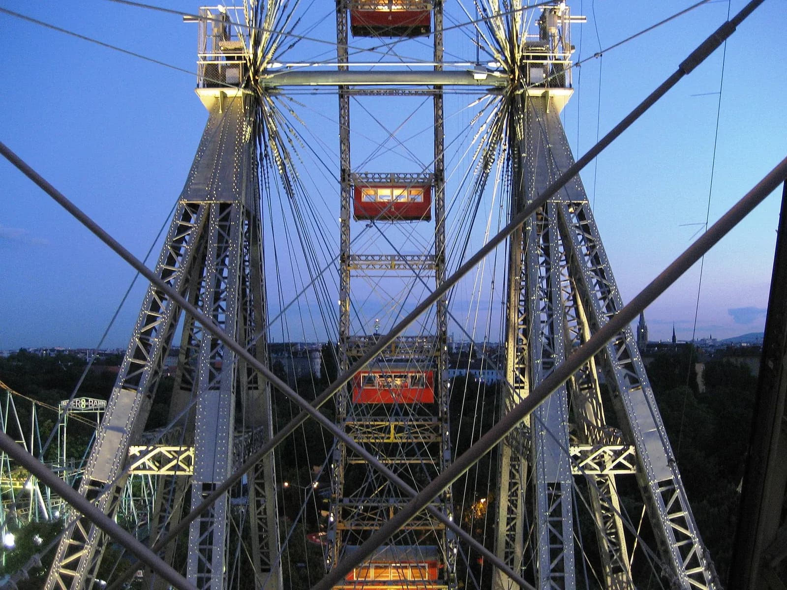 Wiener Riesenrad im Prater in der Abenddämmerung