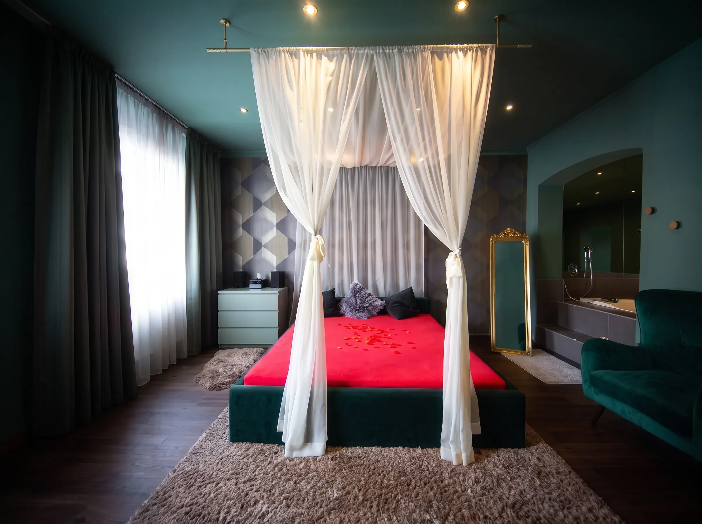Zimmer mit Himmelbett und roter Bettwäsche im Studio Amore 63