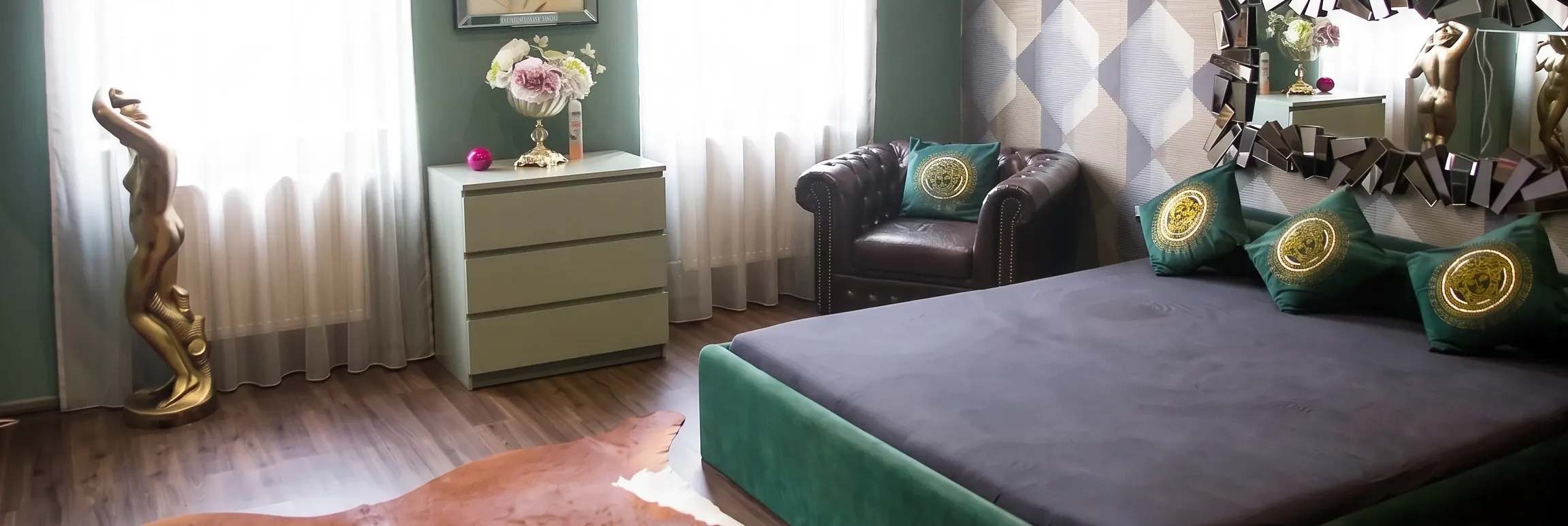 Helles Zimmer im Studio Amore 63 in Wien-Penzing mit grünem Bett